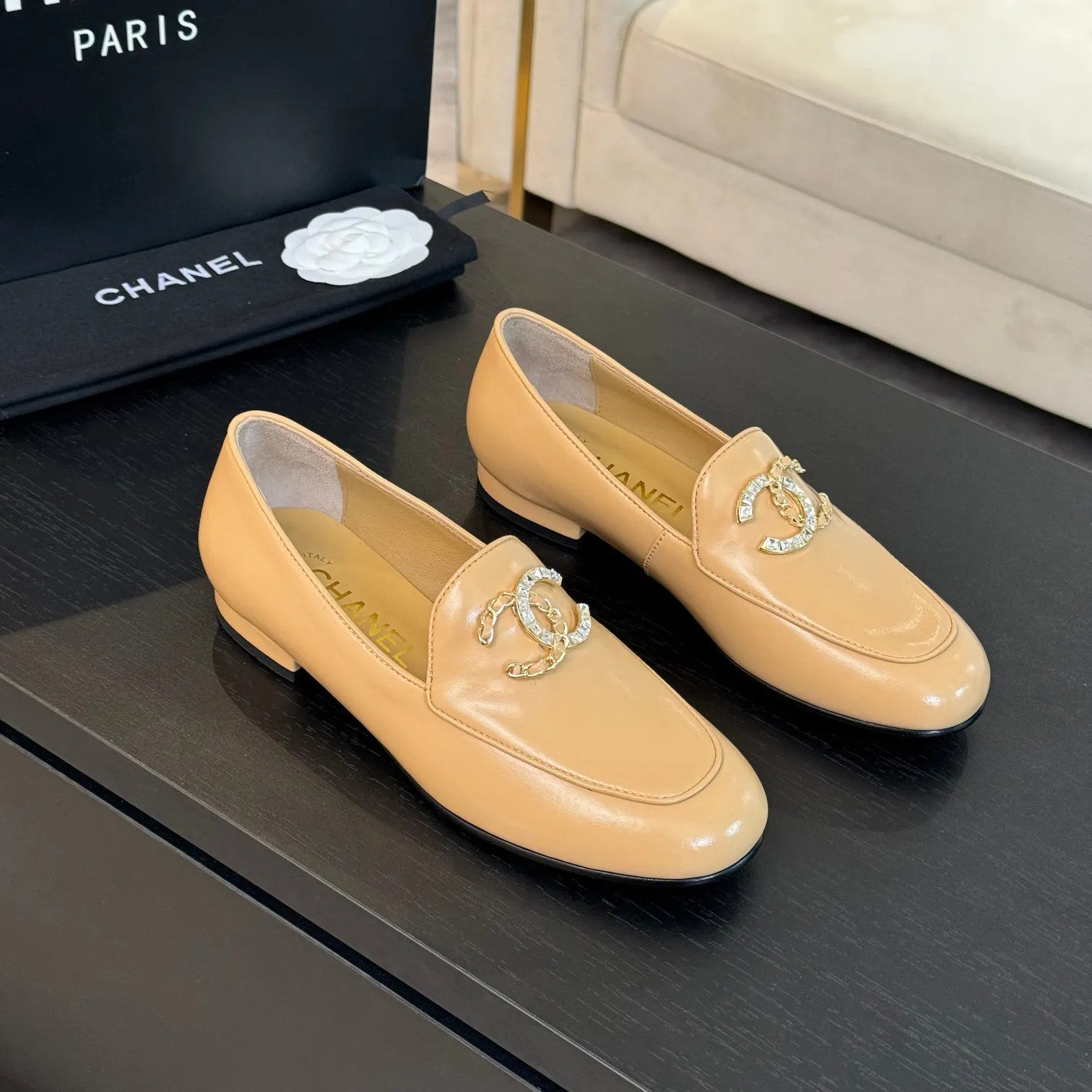 👟👟Ex-factory price 600👟👟 Purchasing-grade CHANEL Xiaoxiang classic retro shoes. I liked this pair at first sight. The design of the upper is very special. The classic hardware buckles embellished with Xiaoxiang are very CHANEL style. It has a high-end feel. The upper feet are very comfortable and soft. The feet are not afraid of being good-looking and comfortable. They are invincible when paired with mid-calf socks, skirts and trousers. It looks simple in style, but it has the effect of elongating the legs immediately on the feet, which is simple and does not lose personality. Adds a touch of coolness. Upper: imported mixed-breed lambskin. Lining: mixed-breed sheepskin. Soft, sweat-absorbent and breathable! Hardware: Exclusive original 1:1 mold development! Long-lasting and does not soften! Outsole: Genuine leather outsole imported from Italy. Height is about 2.5cm. Different market currency. We are different. Size: #34-42 (34 40 41 customized, non-refundable)